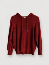 Buzo tejido de punto estilo hoodie, color bordó, con capucha y tiras ajustables. Presenta mangas largas con puños y diseño de calce cómodo.