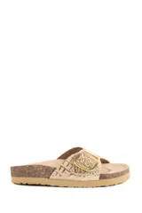 Sandalia estilo zueco color beige con textura animal print de serpiente, suela de corcho y hebilla dorada grande en la capellada.
