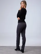 Pantalón de gabardina elastizada color beige, marca Zac & Rachel, corte slim, con pretina con pasadores, botón y cierre. Delantera con tres bolsillos y trasera con bolsillos ojal.