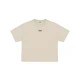 Remera de corte oversize color beige con estampa gráfica en la espalda que incluye el logo de la marca y una frase inspiracional.