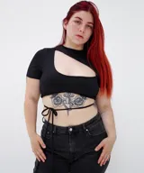 Top negro con manga corta, escote asimétrico con abertura en el pecho y lazos finos para atar en la cintura.