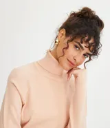 Blusa básica de punto marca Blue Steel, con cuello alto y manga larga. Confeccionada en tejido de punto recto con textura suave y cómoda.