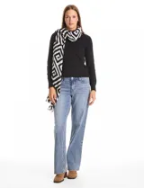 Pashmina rectangular con estampado geométrico en blanco y negro, confeccionada en tejido ligero y suave.