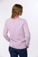 Saco tejido fino de hilo de algodón color beige, con cuello en V, cierre frontal con botones y puños acanalados.