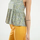 Blusa sin mangas con estampado floral multicolor.