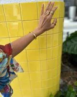 Anillo plateado con diseño abstracto y abierto, realizado en alpaca.