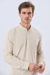 Camisa de lino celesta lisa con cuello mao y media botonadura frontal.