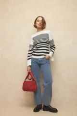 Bandolera color marrón claro de nylon con correa regulable, tres compartimentos, un bolsillo interno y dos bolsillos laterales con elástico.