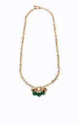 Collar dorado de cadena eslabonada con dije colgante compuesto por piedras de resina verde y esferas metálicas texturizadas.