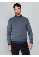 Sweater de punto con cuello redondo, diseño liso y puños y ruedo acanalados.
