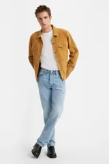 Pantalón de jean celeste de corte recto, con tiro medio y cierre de botones.