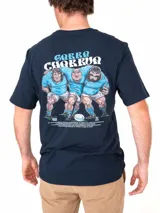 Remera azul marino de manga corta con gran estampado en la espalda que ilustra una escena de rugby junto al texto "Modo imparable".