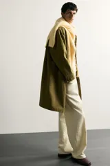 Parka relaxed fit confeccionada en denim de algodón color verde militar, con cuello solapa, bolsillos de vivo en la cadera y cierre frontal con cremallera oculta por solapa con botones a presión.