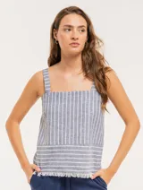 Musculosa de lino a rayas verticales azules y blancas, con breteles anchos y ruedo con flecos.