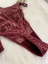 Pack de tres microtangas de encaje con diseño floral, cuentan con tiras laterales regulables y bordes con terminación en cinta elástica. El set incluye una prenda negra, una blanca con estampado floral negro y una beige con estampado floral negro.