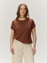 Remera negra de punto fino, con mangas cortas, cuello redondo y corte relajado. Cuenta con costuras verticales decorativas en el frente.