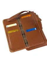 Billetera porta celular de cuero color marrón, con textura combinada de efecto croco y cuero liso. Cuenta con cierre principal y bolsillo frontal con solapa y broche magnético.