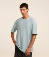 Remera de algodón color celeste con textura chevron, cuello redondo y mangas cortas, de corte holgado.