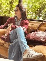 Cardigan tejido artesanalmente en lana color crudo, con diseño de copo de nieve en la espalda y bordados a mano.