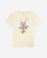 Remera blanca de manga corta y cuello redondo, con estampa frontal ilustrada de un hada sobre un hongo.
