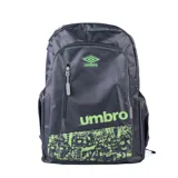 Mochila Umbro color gris oscuro con detalles en verde neón. Presenta un logo Umbro en la parte superior y un estampado gráfico abstracto en la parte inferior frontal. Cuenta con un bolsillo frontal vertical con cierre y bolsillos laterales.