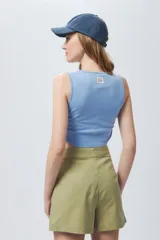 Top cropped color lila sin mangas y cuello a la base, con frunces en ambos laterales.