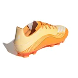 Championes de fútbol Adidas modelo F50 Messi Club, diseñados para terreno firme y césped artificial. Presentan un diseño en tonos naranja y amarillo con las icónicas tres tiras de la marca en blanco sobre el lateral.