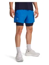 Short de running Under Armour Launch 5 2in1 para hombre, color azul con logo de la marca en gris. Cuenta con calza interior de compresión en color azul marino.