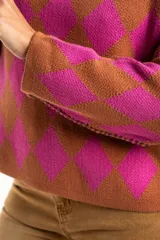 Sweater de punto con diseño de rombos en colores fucsia y tostado, cuello redondo y mangas largas.