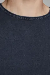 Jersey manga larga de tejido de punto color azul marino, con cuello redondo y tratamiento de lavado ácido para un aspecto deslavado y superficie más suave.