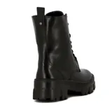 Bota negra de cuero sintético, con caña media, acordonada y con suela track.