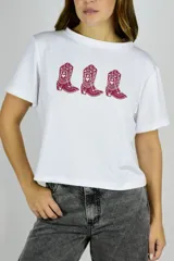 Remera corta de algodón blanca con estampado azul en el pecho que dice "NYC 19 90" junto con una estrella.