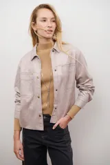 Chaqueta color camel con textura de gamuza, cuello camisero, botones a presión dorados y bolsillos frontales con solapa.