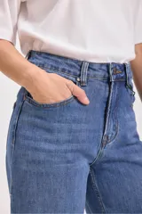 Pantalón de jean azul de corte recto y tiro alto.