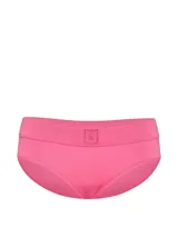 Bombacha hiphugger color fucsia, confeccionada en mezcla de algodón y modal, con cintura elástica suave y parche con logo de encaje en el frente.