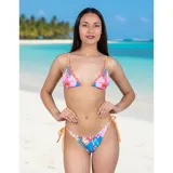 Bikini de dos piezas con estampado floral y tropical. El corpiño es de estilo triangular con bordes decorativos y tiras regulables. La bombacha es de corte tanga con tiras laterales ajustables.
