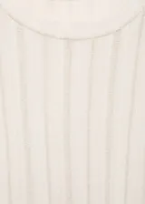 Camiseta de punto fino con diseño entallado, cuello redondo y mangas tres cuartos. Presenta una textura acanalada con sutiles rayas verticales.