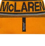 Gorro de lana tipo beanie con vuelta, color amarillo con detalles en gris y negro. Presenta la palabra McLaren tejida en la parte superior y el logo de la marca bordado en el frente.