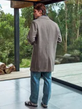 Tapado largo color gris topo, con cuello tipo spread y cierre de botones.