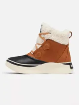 Bota de invierno impermeable Sorel modelo Out N About IV Chill, confeccionada en cuero marrón con puntera y base de goma negra, suela gruesa de goma blanca, y detalles de forro y cuello de borrego sintético blanco con cordones tostados.