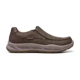 Zapato casual Skechers Relaxed Fit Cohagen Vierra color marrón, sin cordones, con puntera de mocasín y paneles de refuerzo dobles. Cuenta con plantilla acolchada Skechers Air-Cooled Memory Foam y suela de tracción flexible.