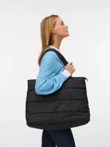 Bolso puffer negro, de diseño amplio y acolchado con costuras horizontales, con doble manija para llevar al hombro y cierre superior.