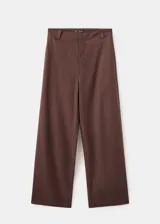 Pantalón largo de tiro alto color marrón, confeccionado en mezcla de lino, con bolsillos laterales y trabillas para cinturón.