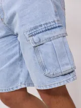 Bermuda de jean azul con bolsillos cargo laterales y corte a la rodilla.