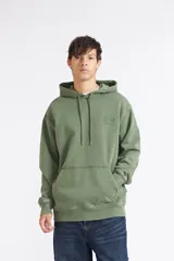 Canguro Quiksilver modelo Saturn color verde militar, con capucha ajustable con cordón, bolsillo tipo canguro frontal y pequeño logo bordado en el pecho. Presenta efecto gastado en las costuras y puños.