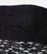 Blusa strapless confeccionada en encaje negro con diseño de bajo asimétrico con puntas diferenciadas. Presenta escote recto y forro interior.