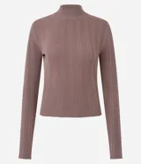 Blusa de punto de manga larga con cuello alto y diseño acanalado, confeccionada en una mezcla de viscosa y poliamida.