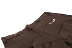 Pantalón de vestir azul marino, de corte recto, con bolsillos laterales y traseros. Se ajusta a la cintura con cinturón de cuero marrón. Tiene un cierre con botones en el tobillo.