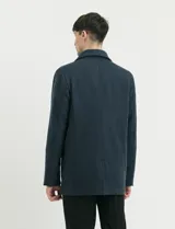 Sobretodo corto de lana con diseño de espiga en color azul. Presenta cuello camisero, cierre frontal con botones y tajo en la parte posterior.