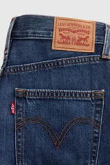 Jeans de mezclilla azul con diseño wide leg, tiro medio y corte al tobillo.